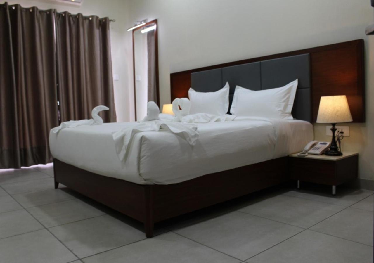 Ixoras Hotel คินชาซา ภายนอก รูปภาพ