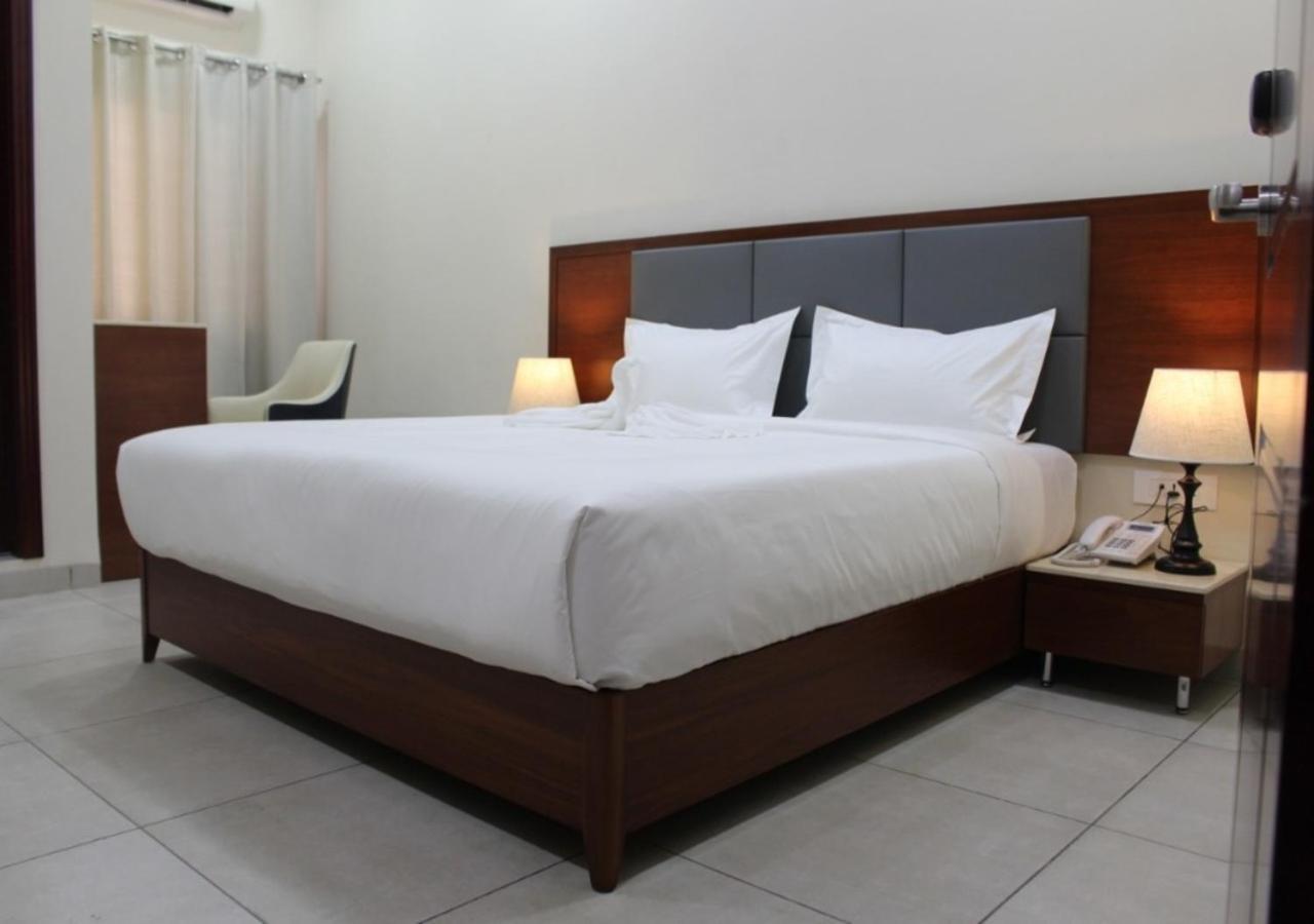Ixoras Hotel คินชาซา ภายนอก รูปภาพ