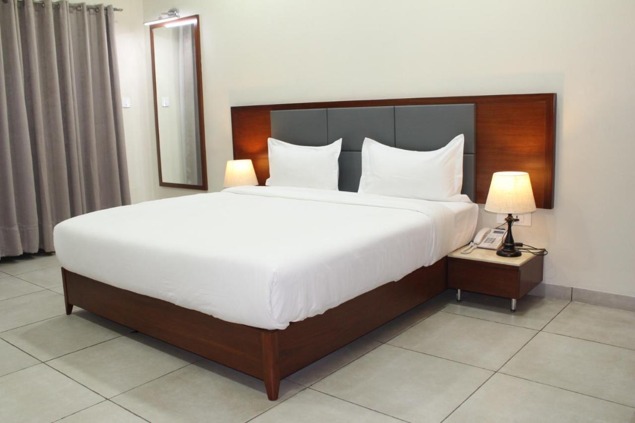 Ixoras Hotel คินชาซา ภายนอก รูปภาพ
